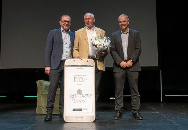 Her får Formanden overrakt<br />Foreningsprisen